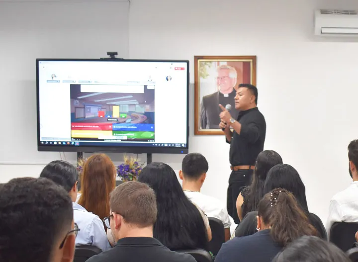  El Dr. Eutimio Mejía Soto, representante de REDICEAC, comparte sus reflexiones sobre contabilidad multidimensional y sostenibilidad con estudiantes de Contaduría Pública en el auditorio de la Sede Chicalá, CU. Ibagué. 1