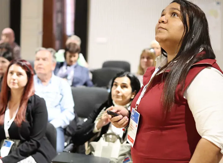 La docente en su ponencia en Roma