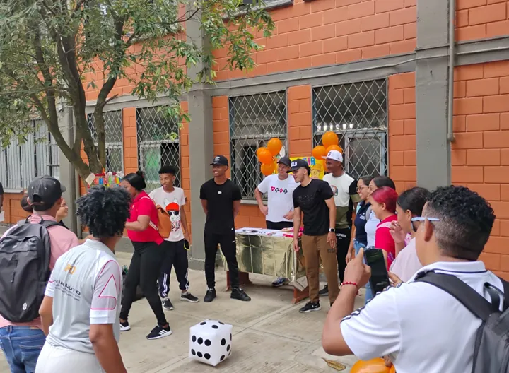 Estudiantes participando de las actividades