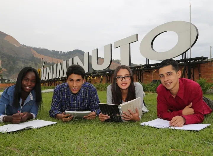 cuatro estudiantes de UNIMINUTO con cuadernos