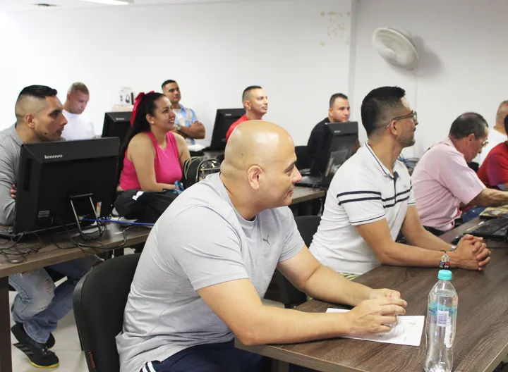 Estudiantes COIBA UNIMINUTO en la entrega de equipos de cómputo por parte de la RCS