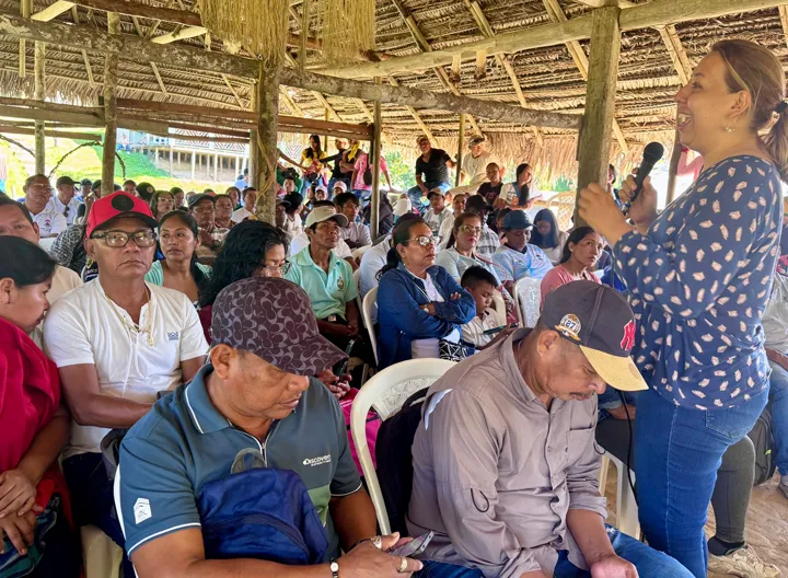 La rectora Carolina Tovar Torres, en encuentro con representantes de las comunidades de Leticia3