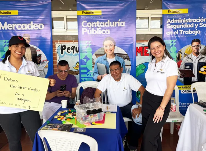 Equipo de UNIMINUTO durante la jornada “La U de Puertas Abiertas” en La Arboleda