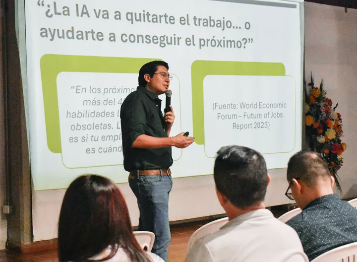Conferencista y egresados durante la actividad conferencia de IA