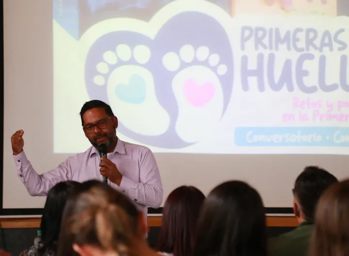 Director hablando al público