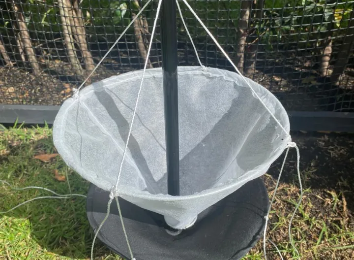 Aparato robótico flotante autopropulsado para el tratamiento de agua