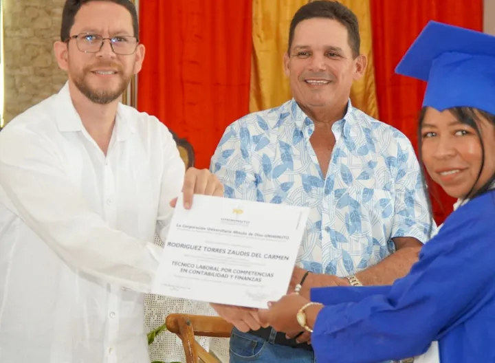 Una mujer recibiendo diploma de grado de un hombre 
