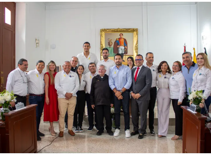Autoridades y representantes institucionales posan junto al Padre Diego Jaramillo en la Asamblea Departamental de Norte de Santander durante un acto de reconocimiento.