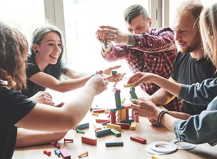 un-grupo-de-creativos-amigos-sentados-en-una-mesa-de-madera-la-gente-se-divertia-jugando-un-juego-de-mesa.jpg