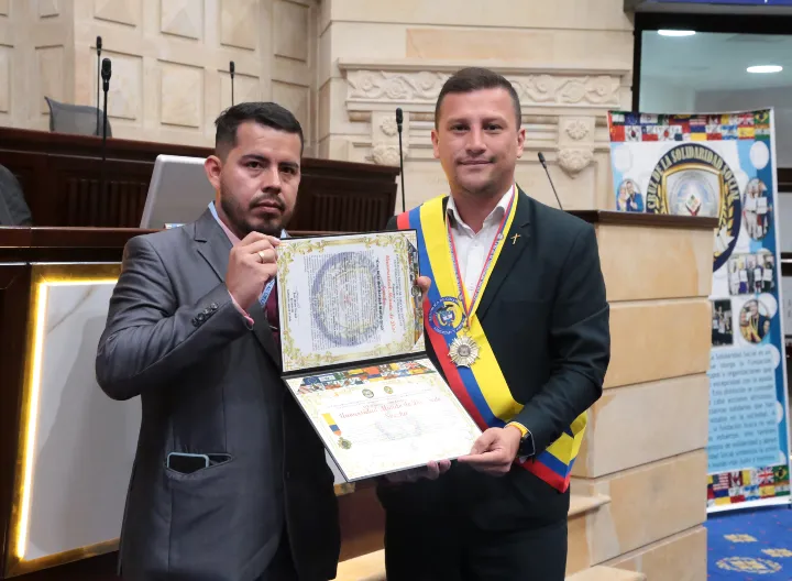 Vicerrector con el reconocimiento