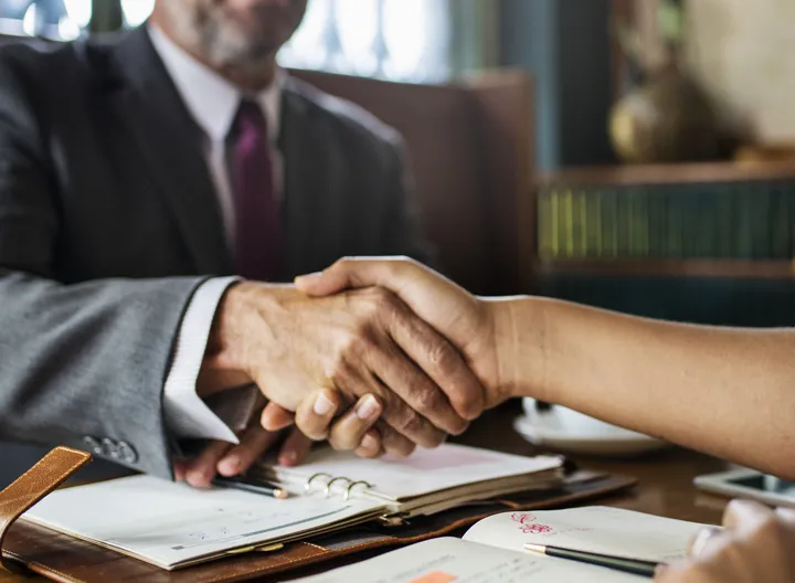 Abogado asesorando a un cliente