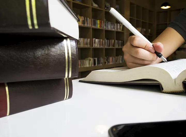 Estudiante preparándose para ser abogado