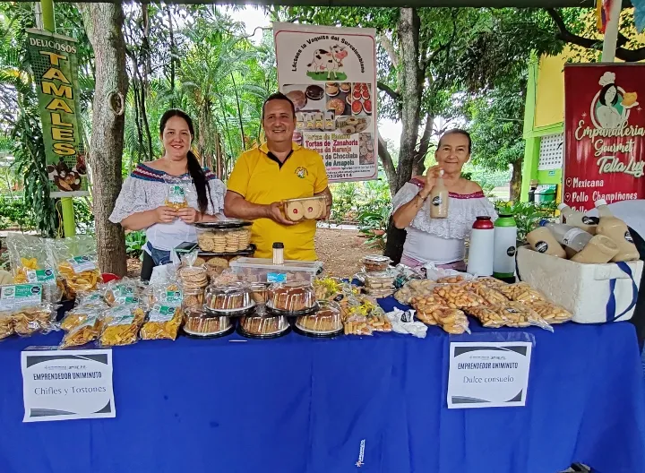 empresarios UNIMINUTO en su stand