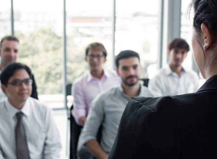 Mujer liderando una reunión 