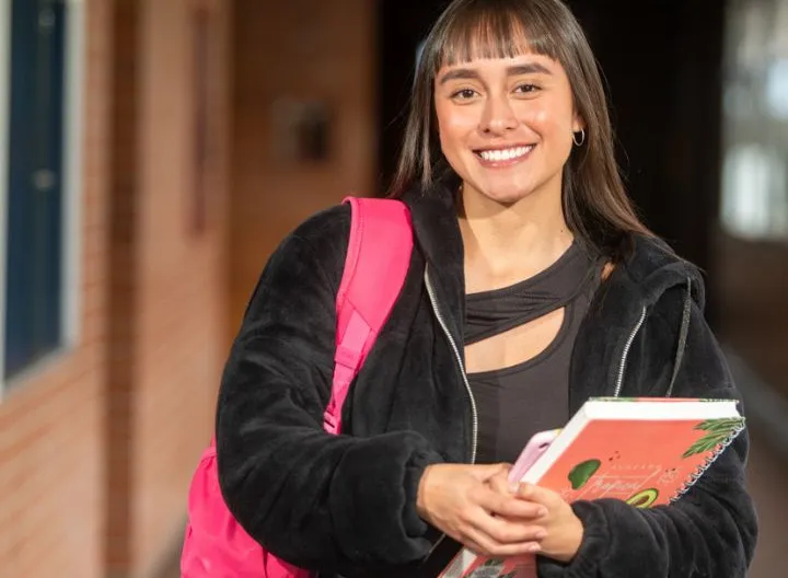 estudiante con cuadernos y maletín