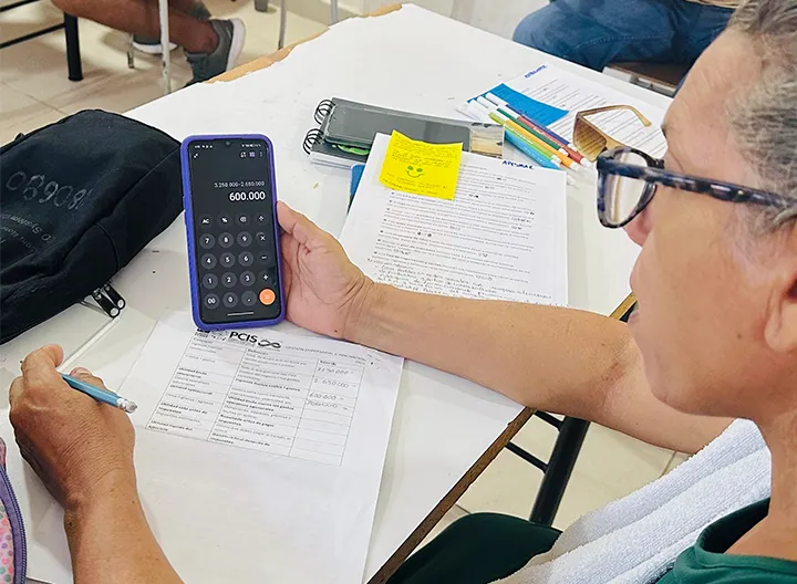 Participantes elaborando el estado de resultados financieros para sus negocios.