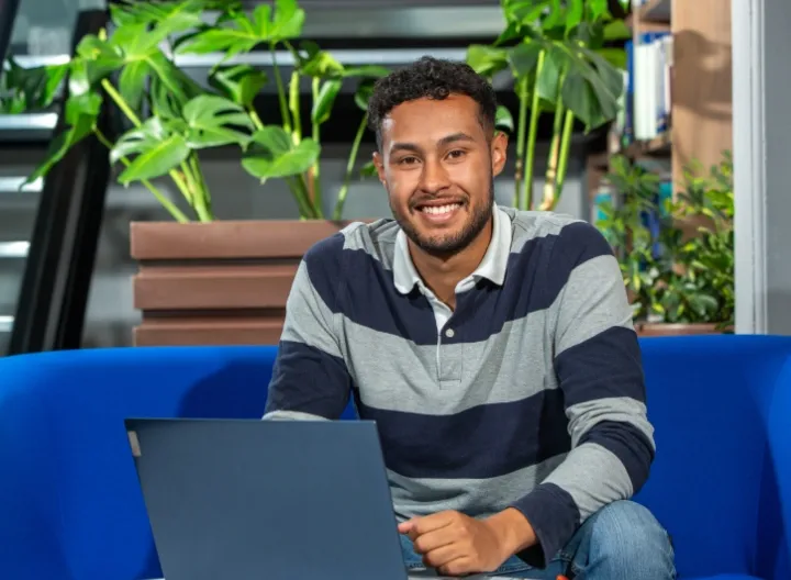 joven estudiante con un computador portátil
