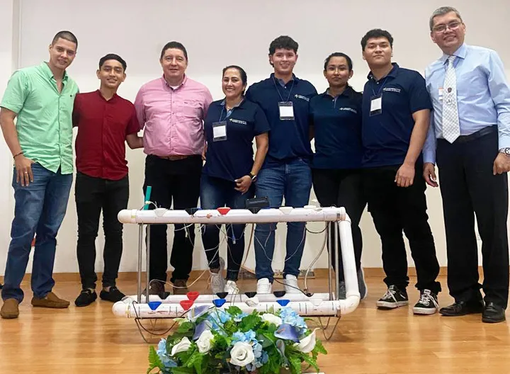 Grupo de docente y estudiantes de UNIMINUTO posando con su sistema hidropónico automatizado23