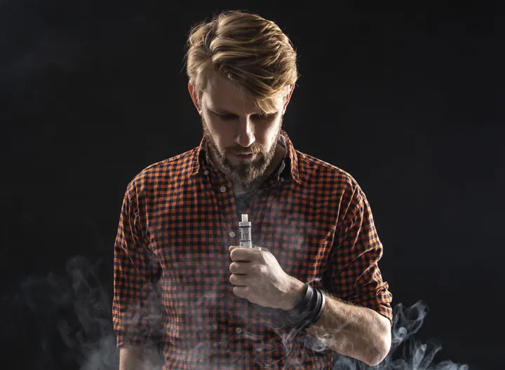Hombre vapeando
