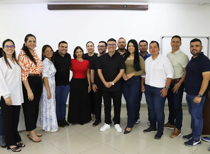 Estudiantes y directivos de UNIMINUTO CU Neiva durante lanzamiento de maestría.
