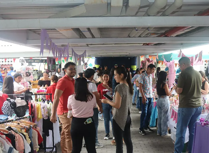 Participantes y emprendedores de la Feria UNIMINUTO Emprende 
