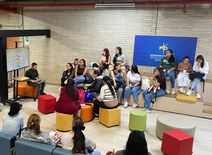 Foto de estudiantes en aula de clases