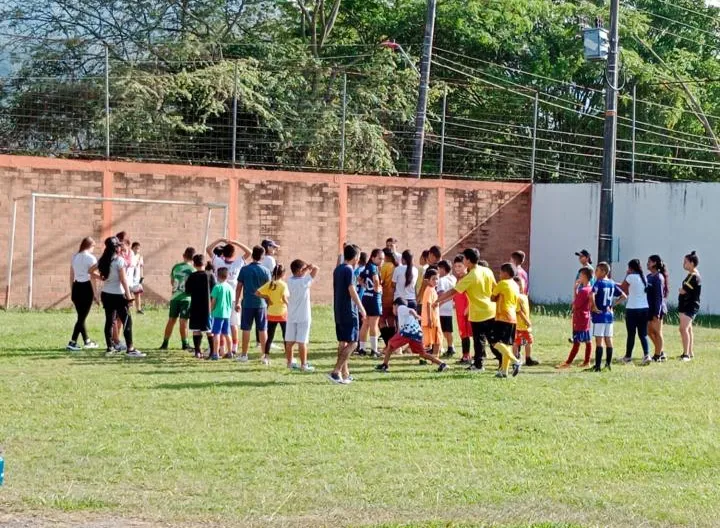 Niños y niñas en proceso de formación en la escuela de fútbol “DyD” (Dios y Deporte), liderada por el padre Óscar Orjuela.3