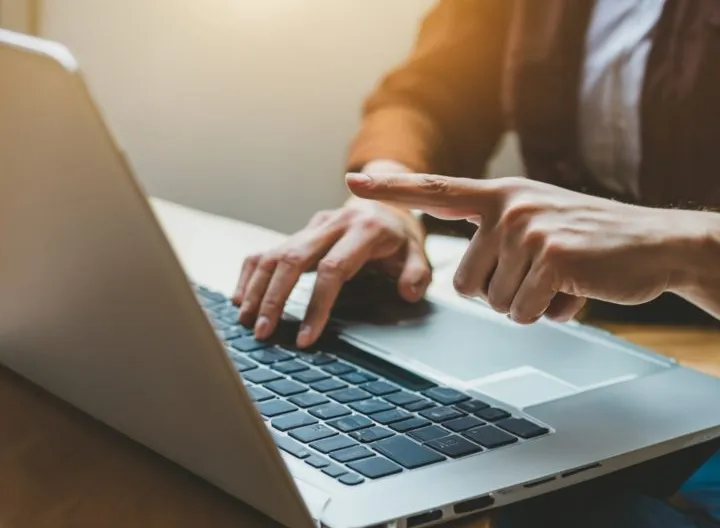 Persona manejando PC