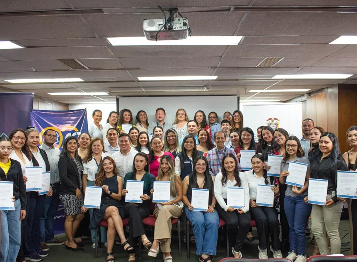 Estudiantes, directivos y tutores del diplomado durante el acto de clausura.3