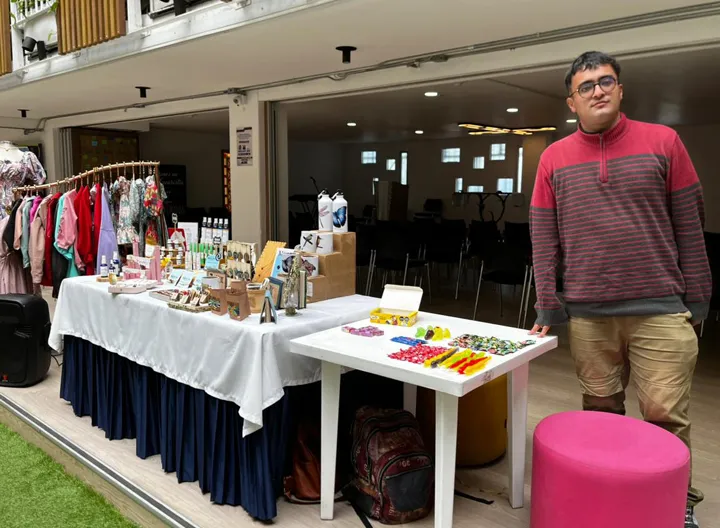 emprendedor de UNIMINUTO con su stand