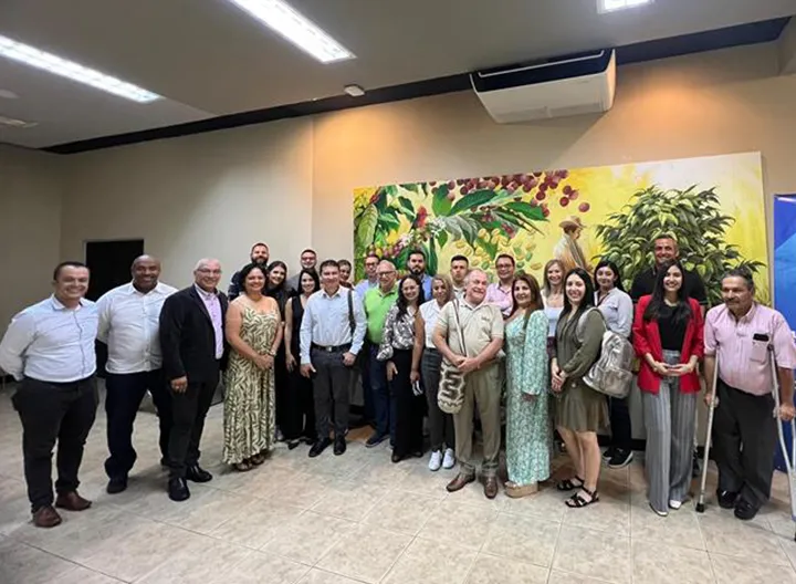 foto con empresarios e instituciones en Armenia