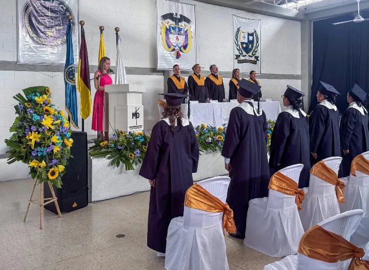 Foto de graduados en ceremonia