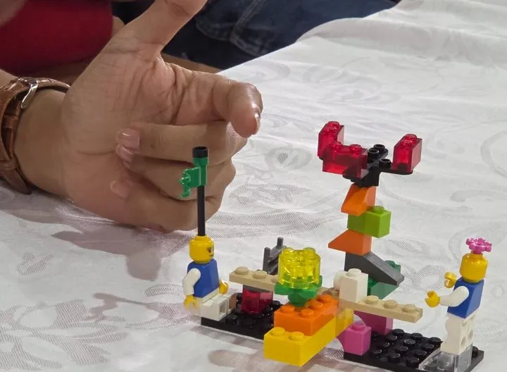 Persona jugando con fichas de LEGO