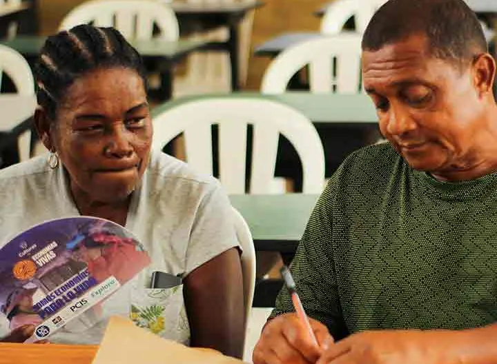 Dos personas una mujer y un hombre pertenecientes a la unidades productivas del choco participan en la socialización del proyecto como economías para la vida