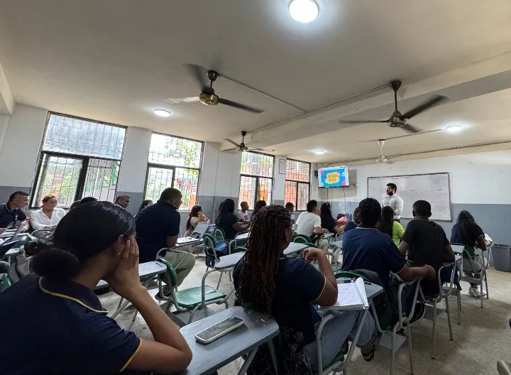 Foto de estudiantes en aula de clases