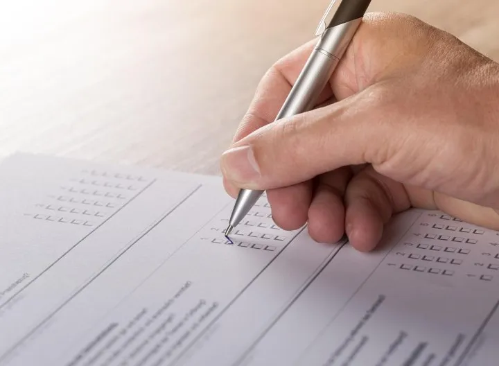 Persona diligenciando encuesta