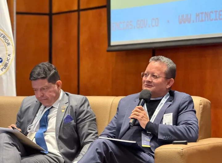 Foto del padre Harold Castilla participando en el panel