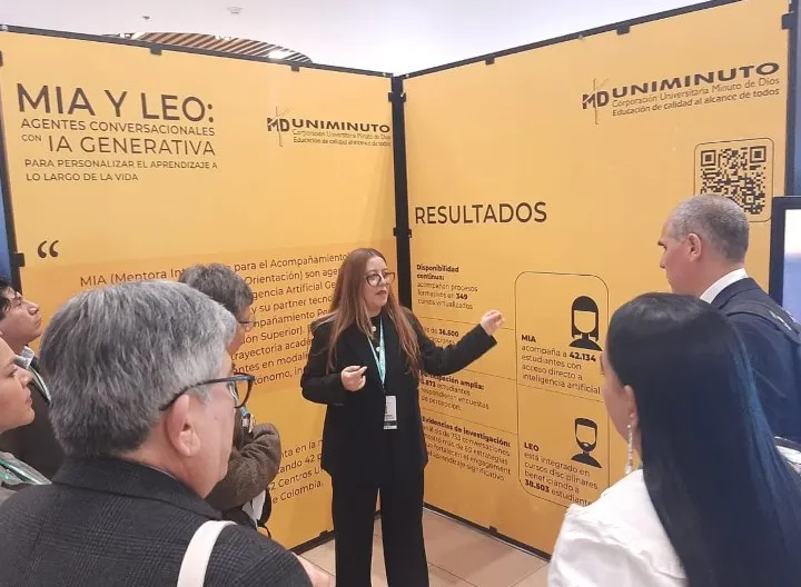 Colaboradora de UNIMINUTO explicando a MÍA y LEO agentes IA 