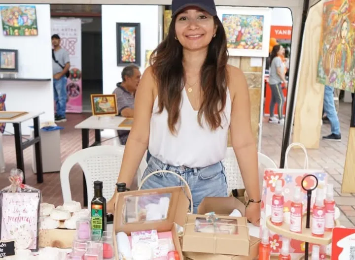 emprendedora de UNIMINUTO con su stand