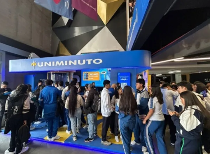 jovenes en stand de UNIMINUTO en el Biz Fest