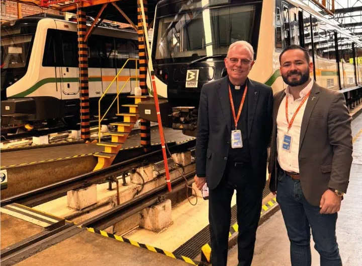 Rector y el padre Camilo Bernal en el Metro de Medellín 