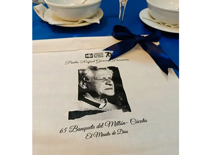 Tela con rostro del Siervo de Dios Padre Rafael García-Herreros Unda, cjm