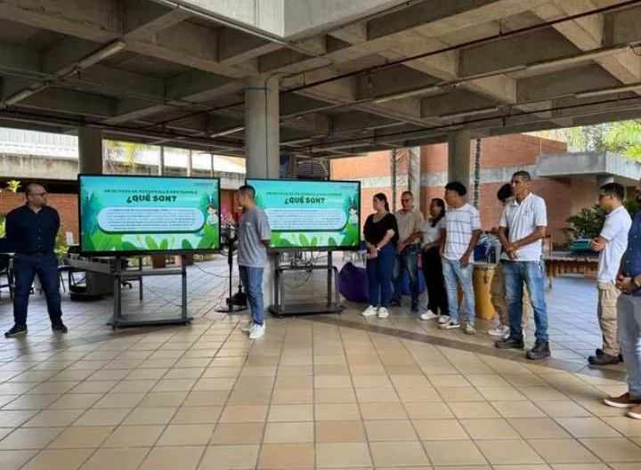 Personas compartiendo en centro universitario