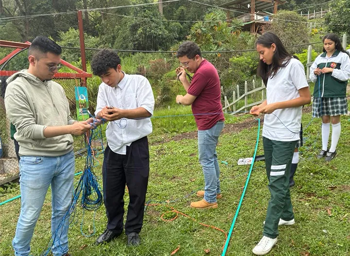 Estudiandes del colegio Formemos de Tena y Colaboradores PCIS, en el montaje de sensores para el Biodigestor.