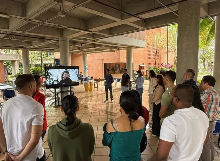 Personas de pie en mesa redonda