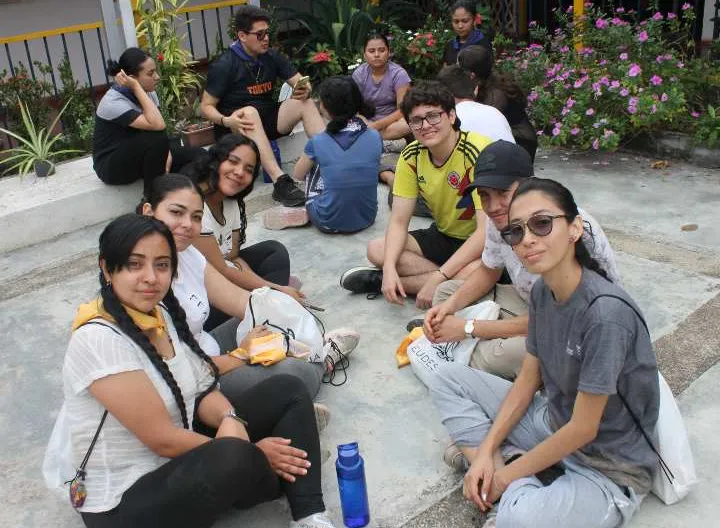 Estudiantes compartiendo