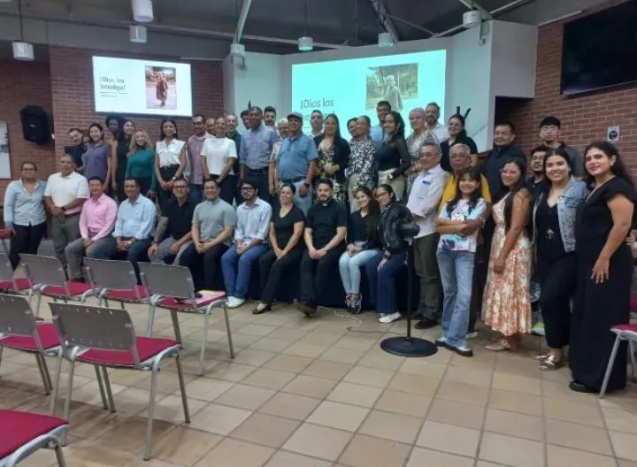 Grupo de personas en convención
