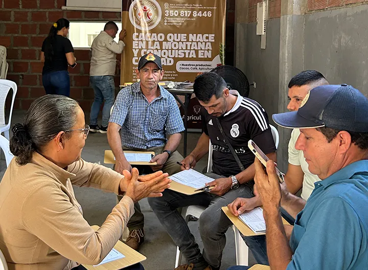 Miembros de ASOPROCOCOA reunidos en el taller de resolución del reto de diseño de la fase Crear.