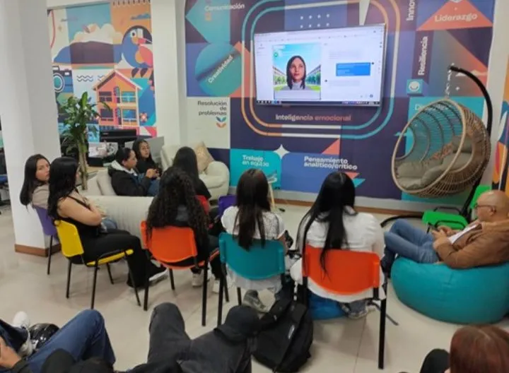 Estudiantes en aula de clase