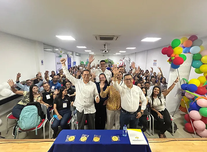 Foto grupal con estudiantes, docentes y empresarios